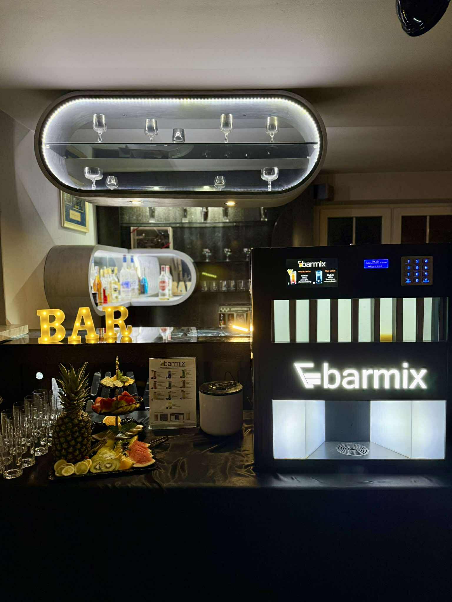 Barmix jest to Twój osobisty, automatyczny barman, który obsłuży każdą domówkę, urodziny, firmowe integracje, a także idealnie sprawdza się na weselach!