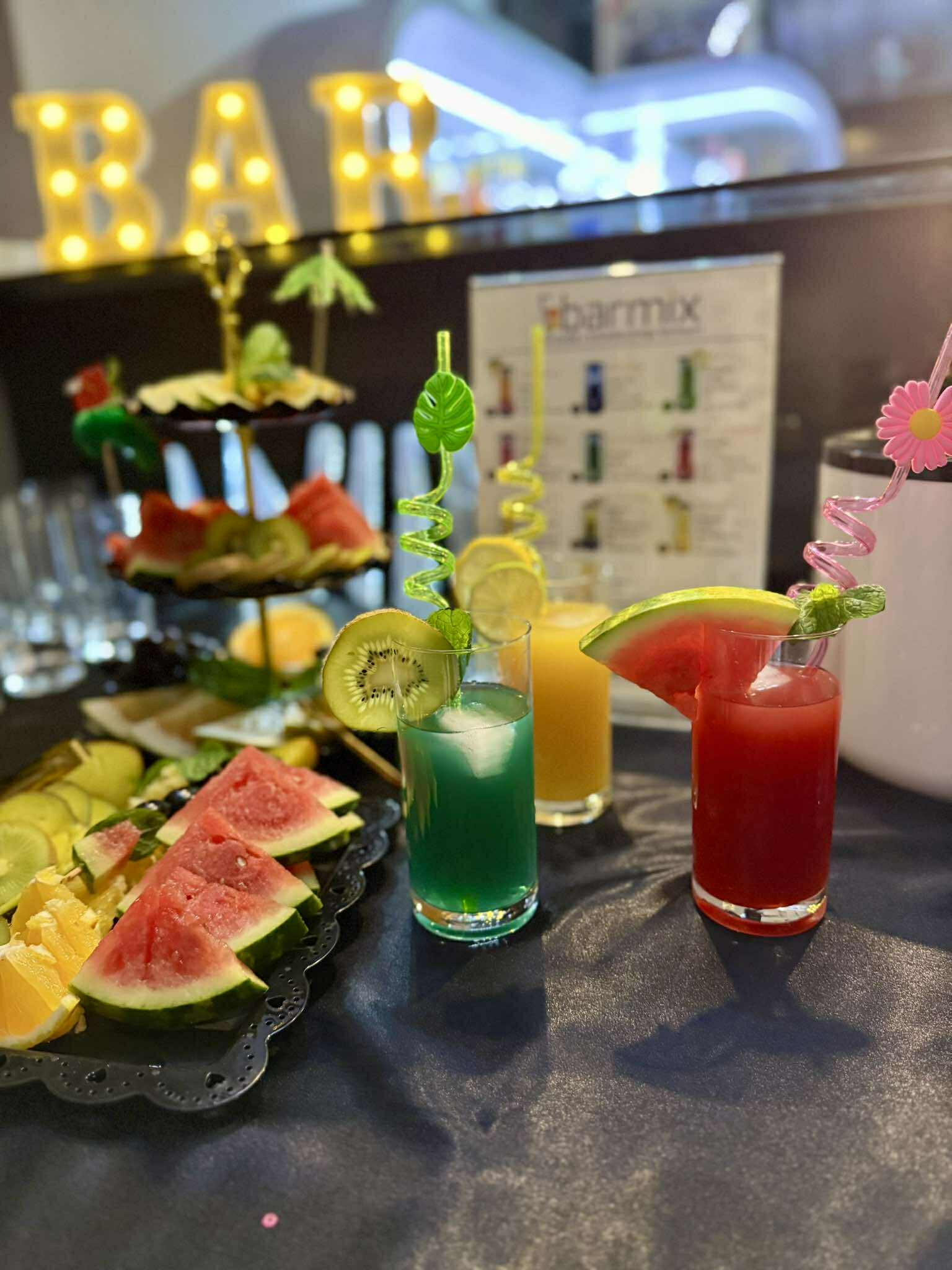 Barmix jest to Twój osobisty, automatyczny barman, który obsłuży każdą domówkę, urodziny, firmowe integracje, a także idealnie sprawdza się na weselach!