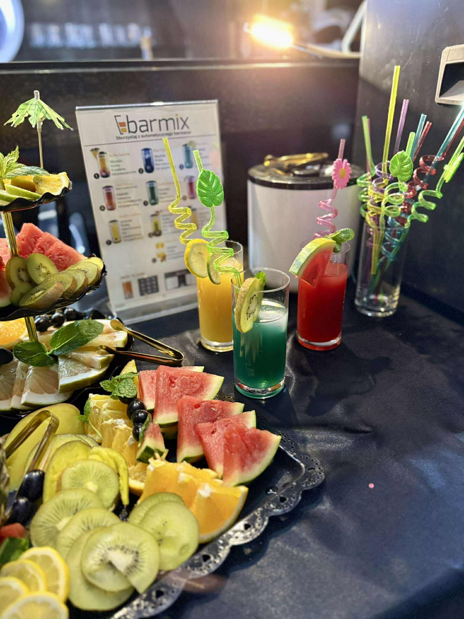 Barmix jest to Twój osobisty, automatyczny barman, który obsłuży każdą domówkę, urodziny, firmowe integracje, a także idealnie sprawdza się na weselach!